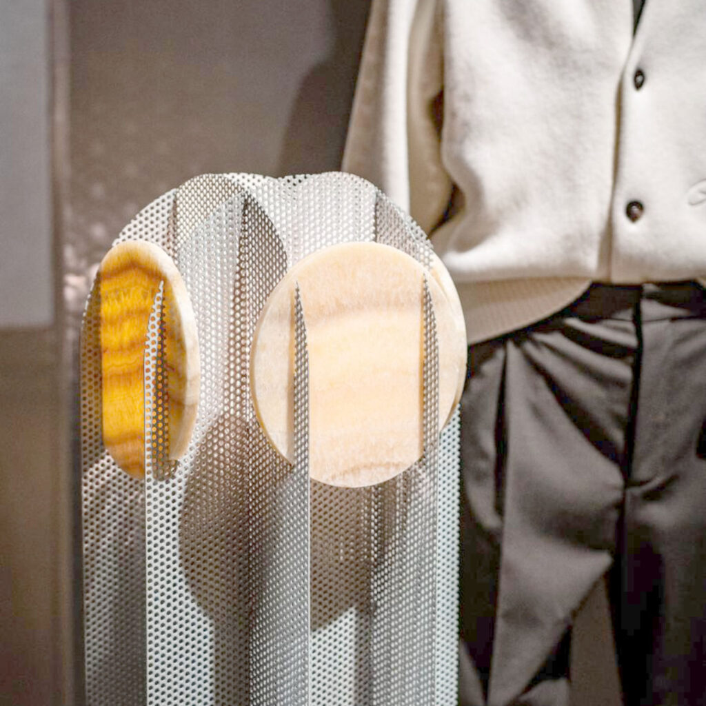 MYSTIC LAMP WHY BOLD